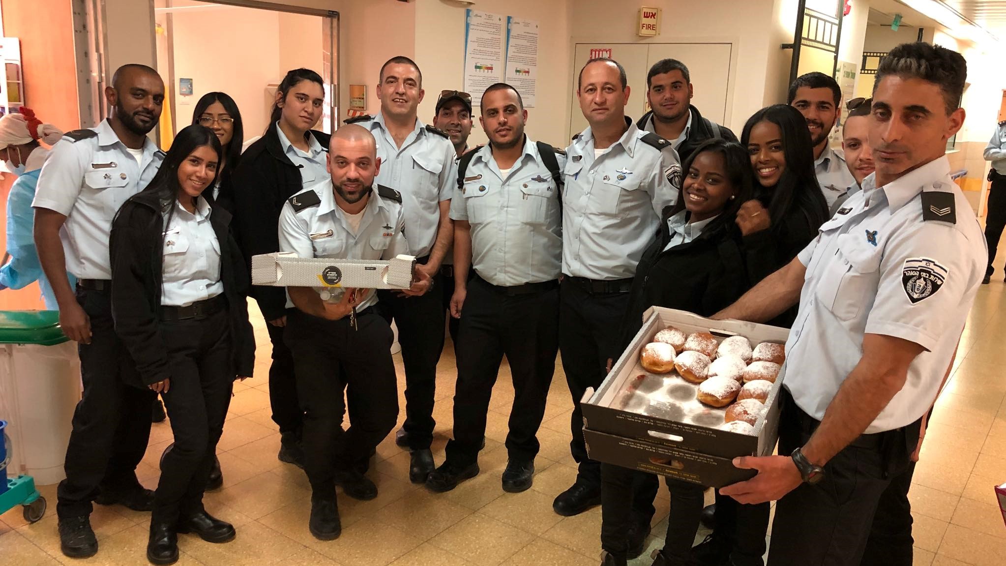 צילום: גבריאל טויטו מלאים באור: משמרת ג' מבית סוהר רמון הגיעה לשמח ילדים מאושפזים בסורוקה
