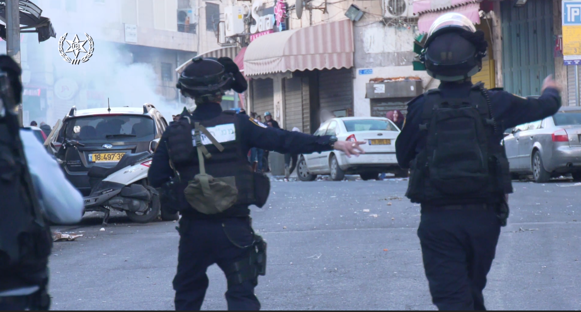 צילום: דוברות המשטרה שוטרינו פשטו על כפר השילוח: הרסו ופירקו עשרות מבנים ערבים בלתי חוקיים, הסירו דגלי חמאס ושלטי הסתה