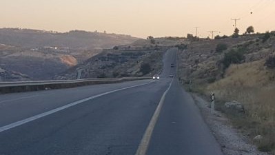 צילום: מוקד 443 הטרור בארצנו: נזק כבד לרכב שפגע בחסם אבנים שהניחו מחבלים בכביש 35