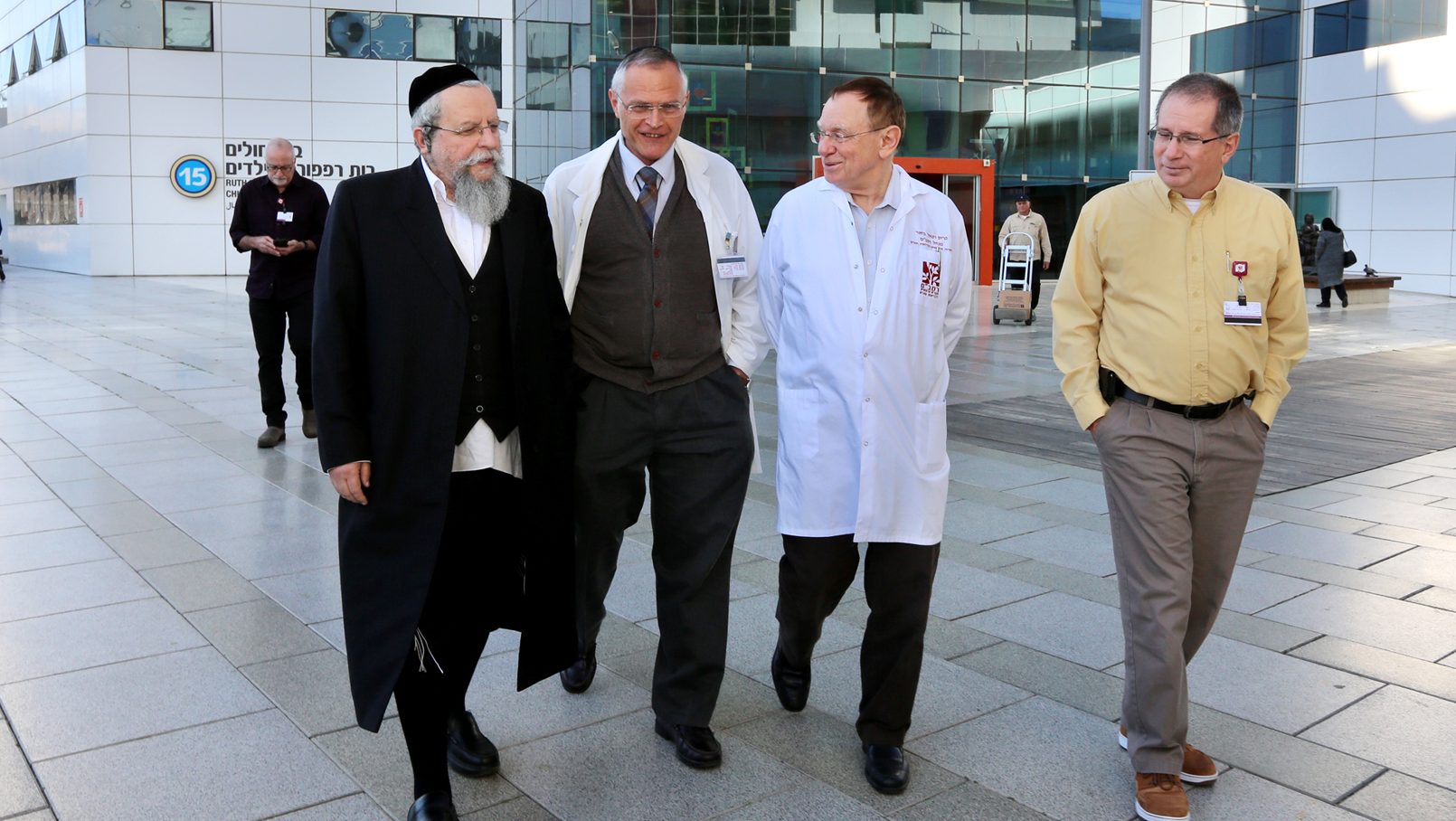 צילום: פיוטר פליטר הרב פירר ביקר בבית החולים רמב"ם. מנהל ביה"ח: "הזדמנות להציג בפניו את עתיד הטיפול ברמב"ם"