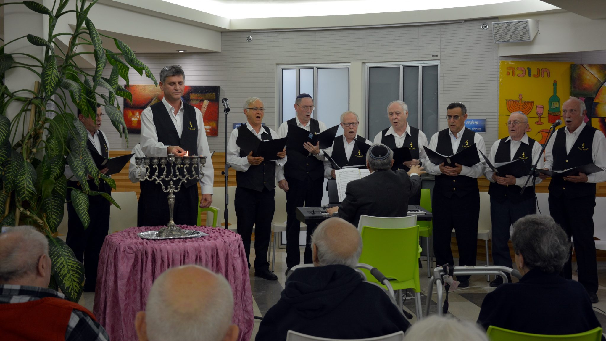 צילום: יח''צ חנוכה בבית האבות הספרדי: נרות, בזאר עבודות יד ומקהלת חזנות