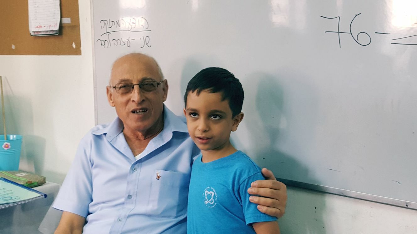 צילום: דוברות עיריית חולון אורח בכיתה: ראש עיריית חולון נענה להזמנת תלמיד והגיע להתארח בכיתתו