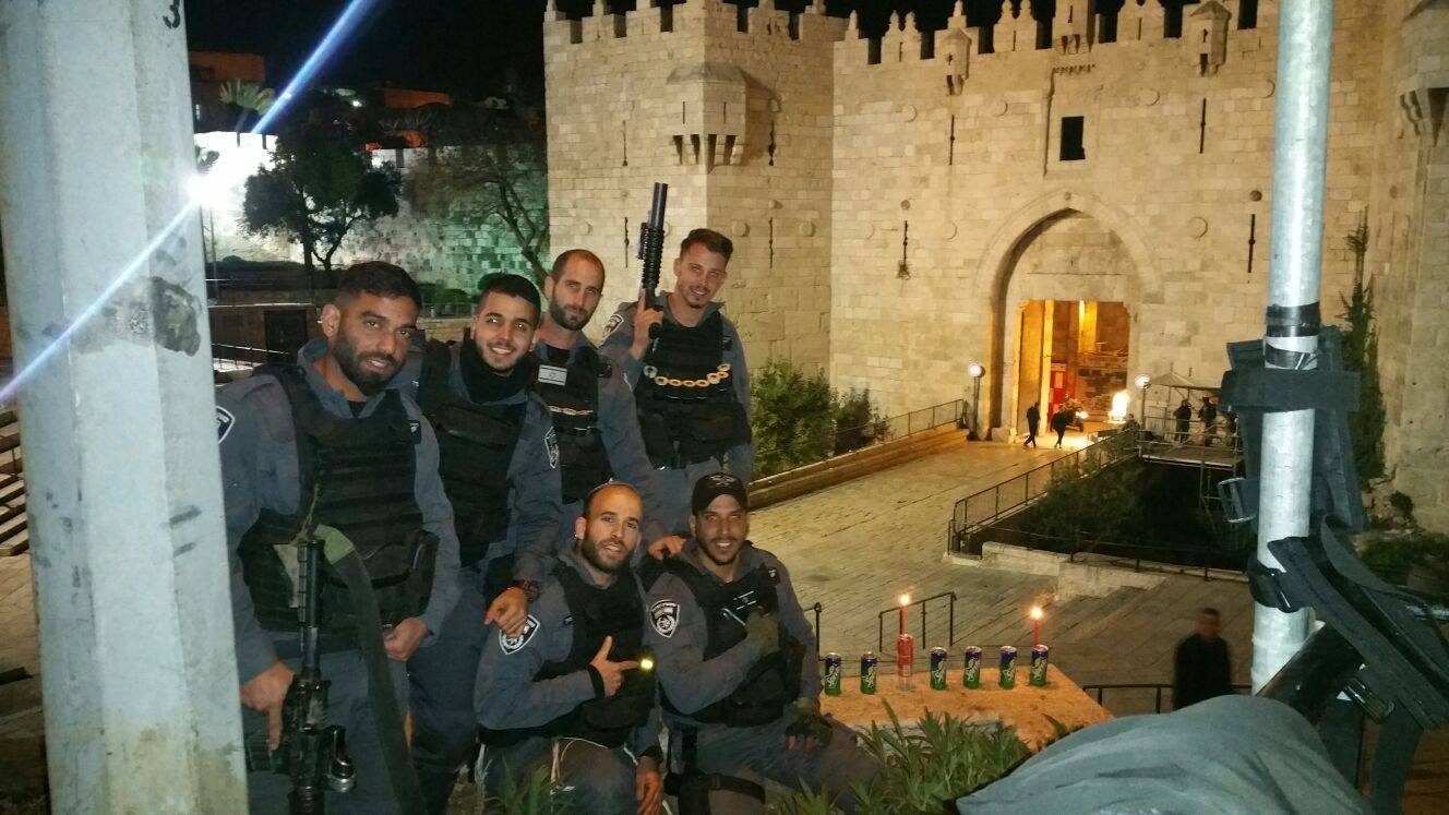 צילום: בן פקר בבירתנו הנצחית: לוחמינו מדליקים נר ראשון בשער שכם בירושלים