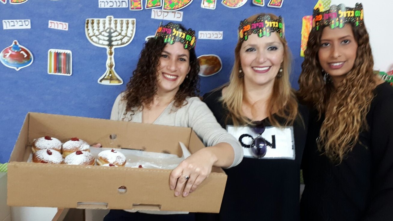 צילום: דוברות עיריית חולון עובדי מס הכנסה בחולון מאירים את החג בגני תקשורת לילדים על הספקטרום האוטיסטי