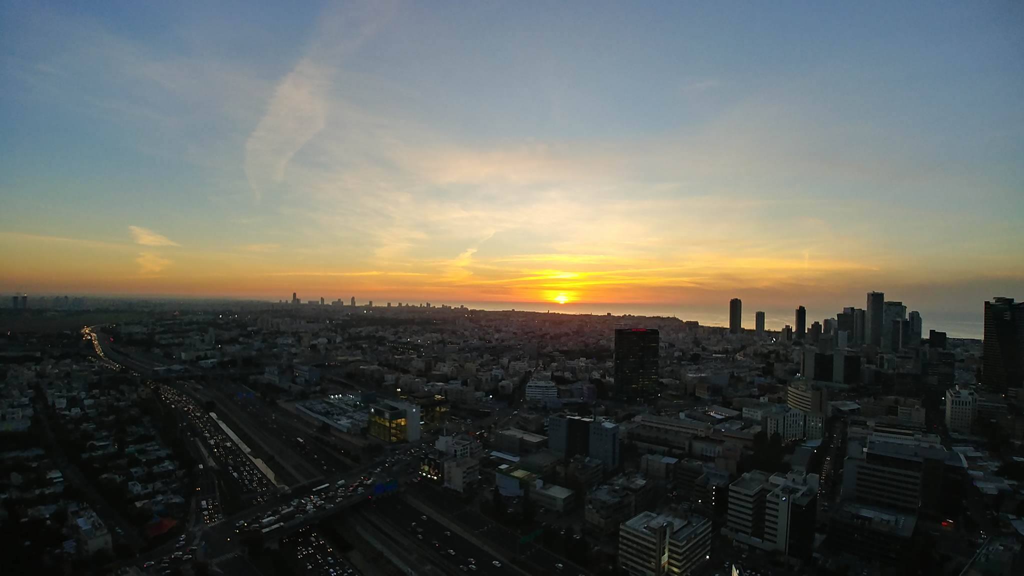 הצייר הטוב בעולם: השקיעה מעל העיר תל אביב