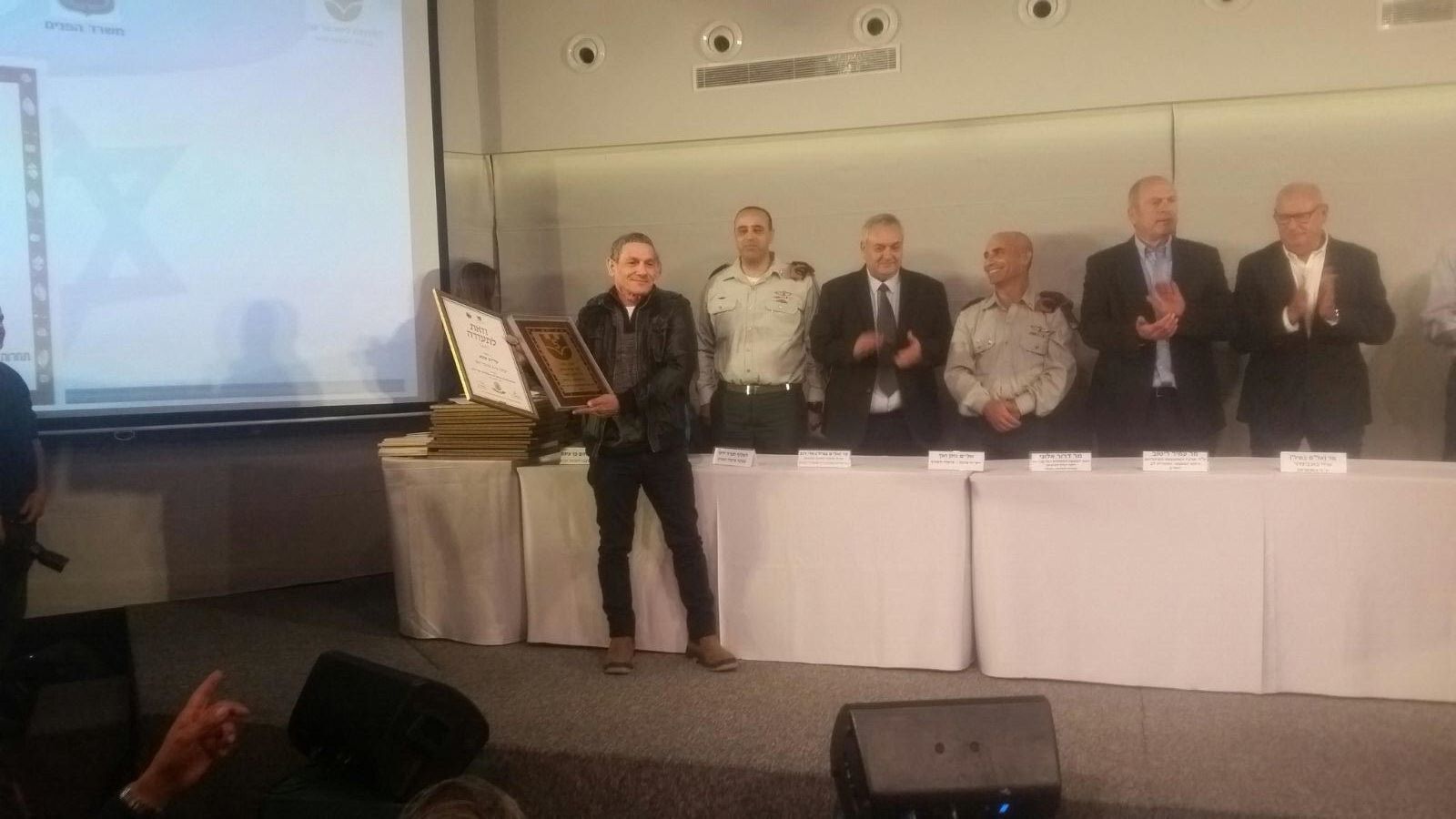 צילום: דוברות עיריית קריית אתא עיריית קריית אתא זכתה בתחרות רשויות בתחום אחזקת מקלטים ציבוריים ובאות הרשות המצטיינת במחוז חיפה
