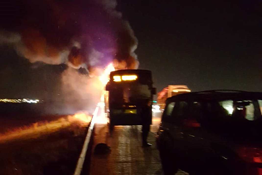 צילום: שלומי וקנין בעקבות שריפת אוטובוס: כביש 6 לדרום נחסם לתנועה בין מחלף אייל למחלף חורשים