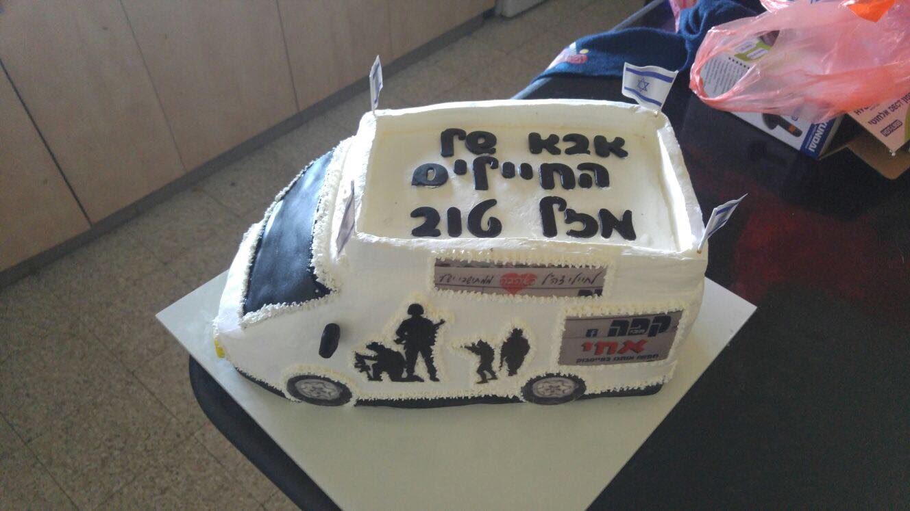 לוחמים הפתיעו את רפי פורטל מ״קפה הכי אחי״ בעוגת יום הולדת ייחודית
