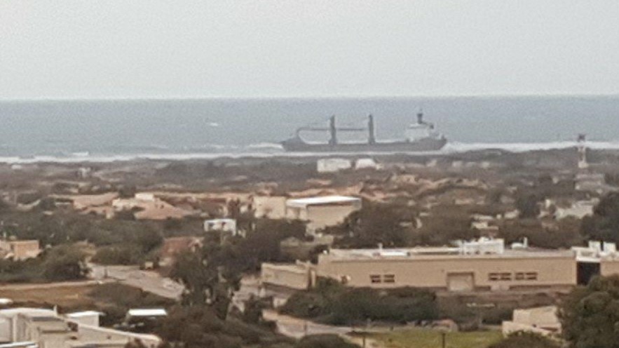 צילום: ורד רובמן, 0404 אובחנה דליפת שמן בנפח של כ-100 ליטר באוניה שנסחפה צפונית לקריית ים