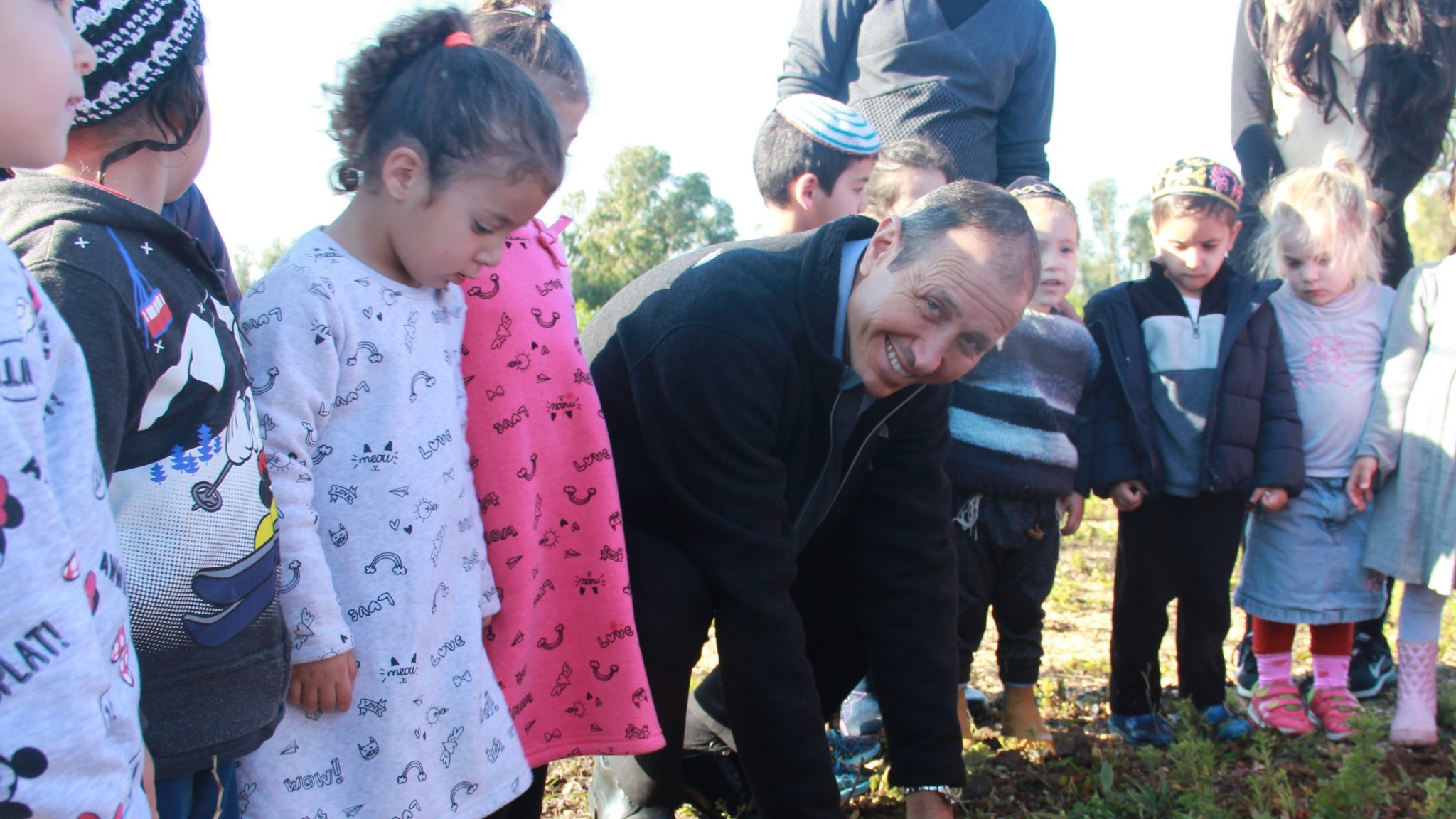 צילום: דוברות עיריית עכו ראש העיר עכו השתתף עם ילדי גן התמרים בנטיעות לרגל ט"ו בשבט