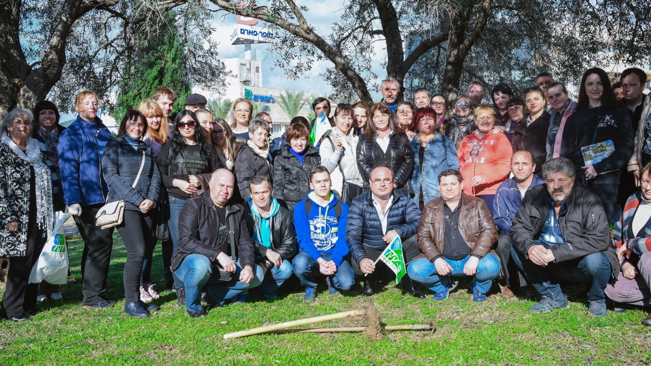 חג ראשון בארץ: העולים שותלים לזכר החללים