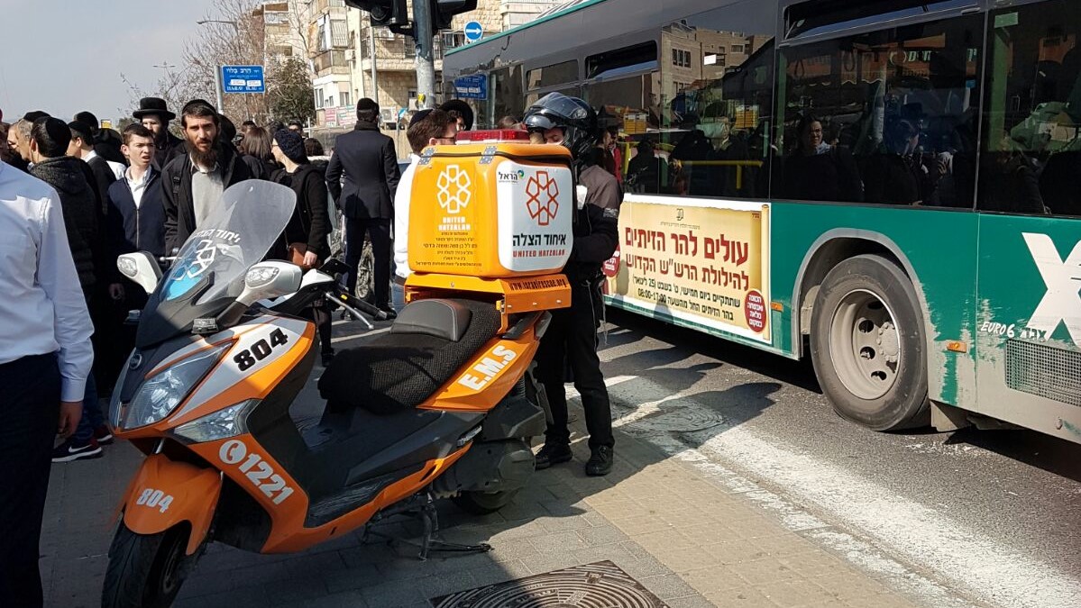 צילום: נהוראי צמח - דוברות איחוד הצלה הולכת רגל נפגעה מאוטובוס בירושלים – מצבה קשה