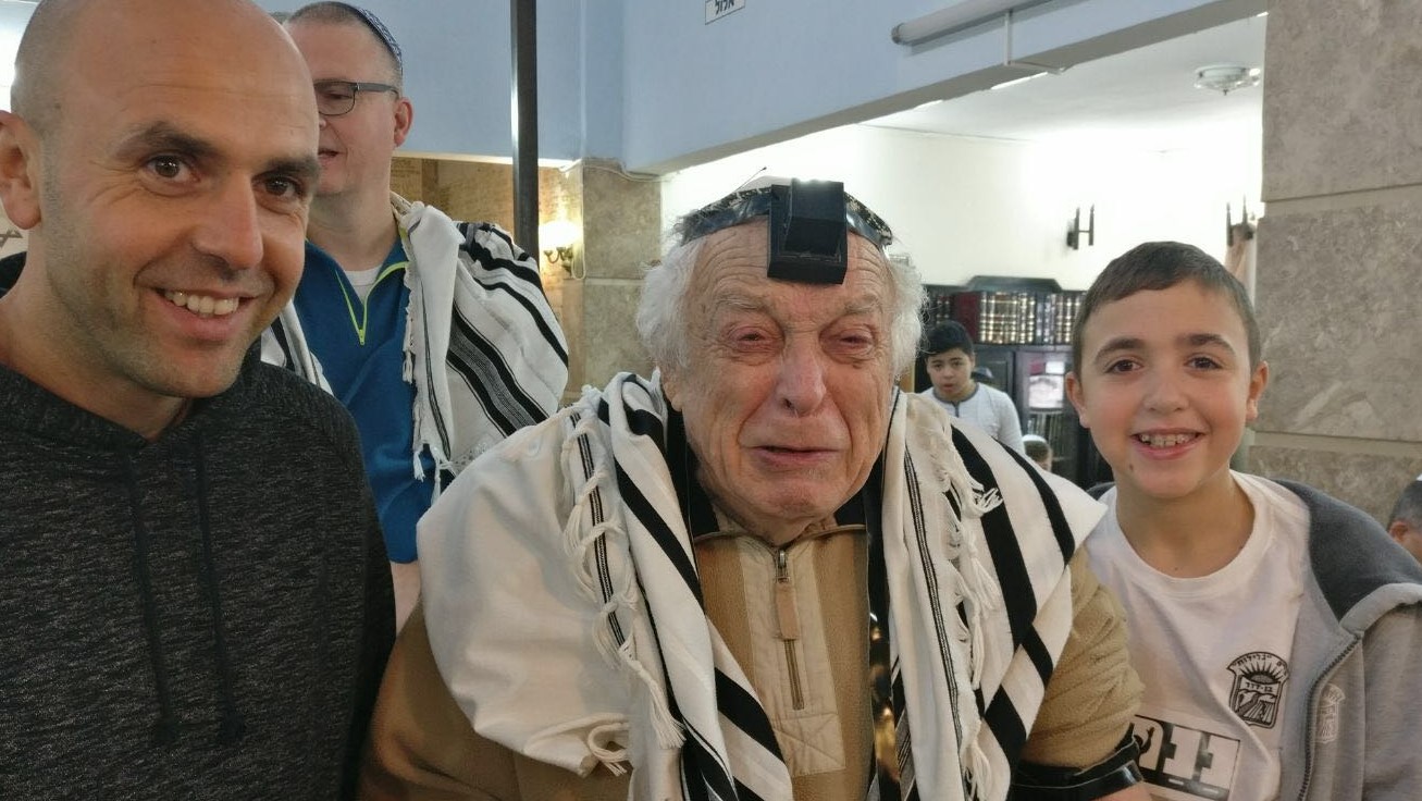 צילום: עליזה יעקב מרגש עד דמעות: בר מצווה בגיל 87 בנשר