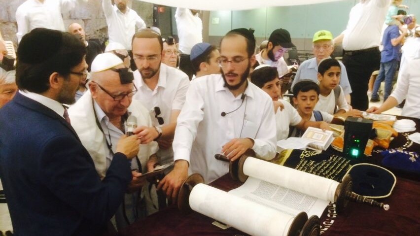 צילום: דוברות עיריית חולון תלמידי חולון ליוו ניצולי שואה תושבי העיר לעלייתם לתורה בכותל המערבי