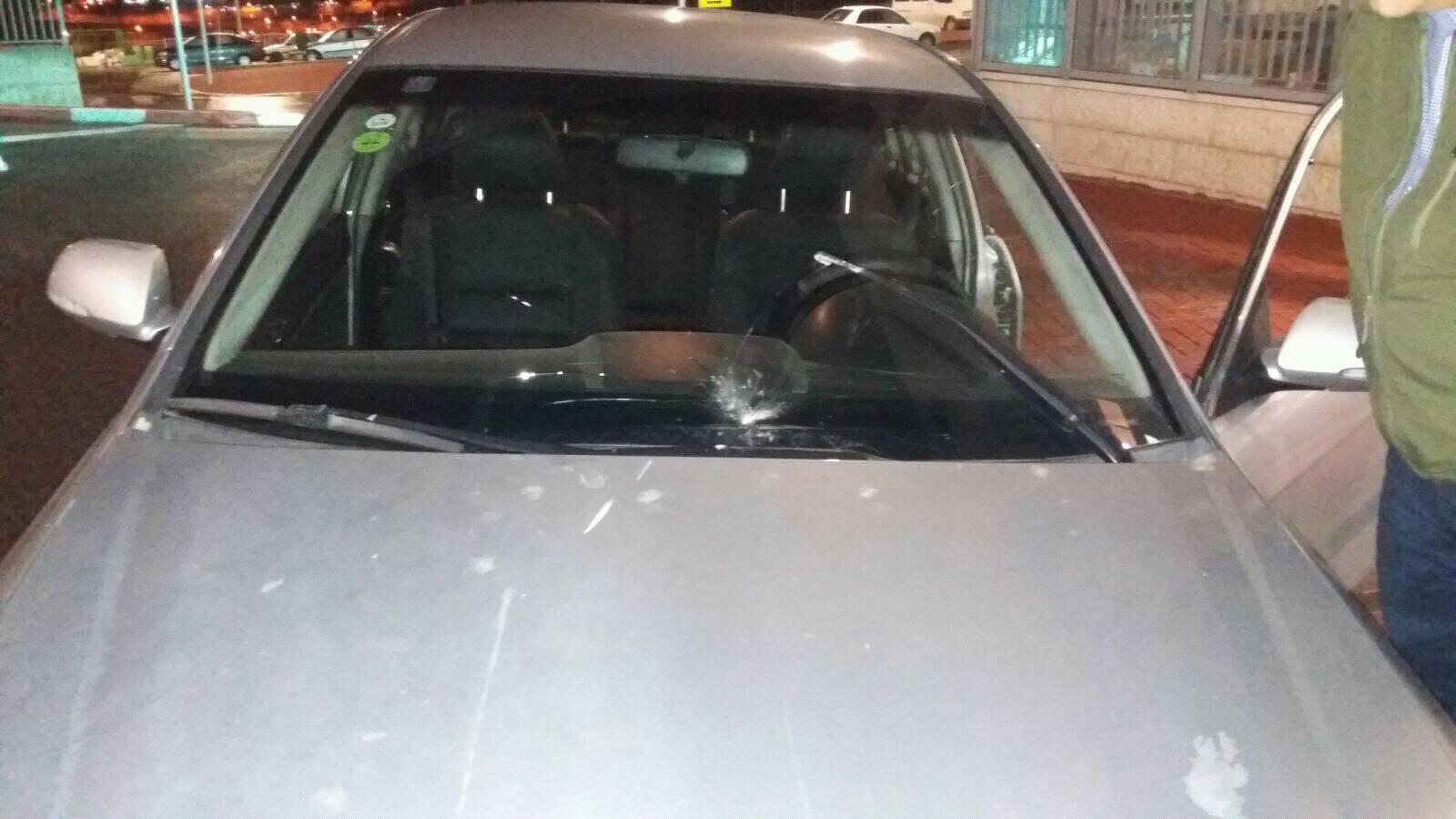 צילום: נעה לוי טרור מסביב לשעון: נזק לרכב בפיגוע אבנים סמוך לכניסה למעלה לבונה