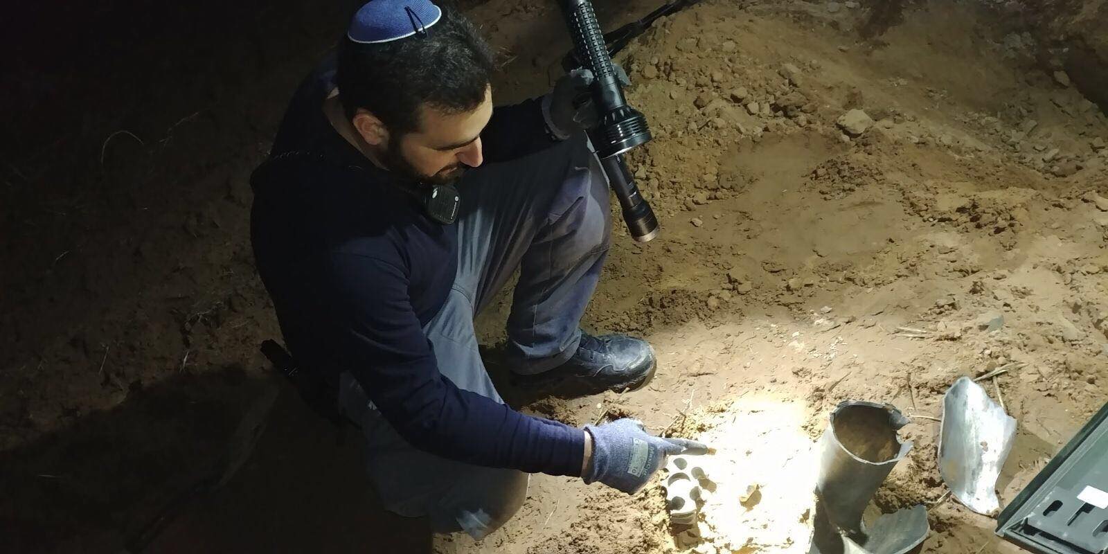 צילום: דוברות המשטרה רקטה שירו מחבלים מעזה נפלה בקרבת כביש סמוך לקיבוץ במועצה האזורית אשכול
