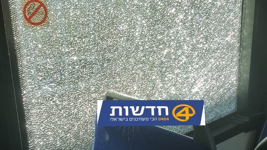 צילום: 0404 נזק לאוטובוס בפיגוע אבנים סמוך למעלה אדומים
