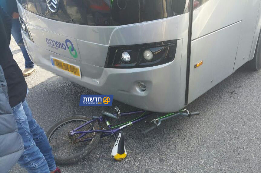 צילום: דוברות איחוד הצלה בן עשר שרכב על אופניו נפגע מאוטובוס בנצרת עילית ונלכד תחתיו – מצבו בינוני עד קשה