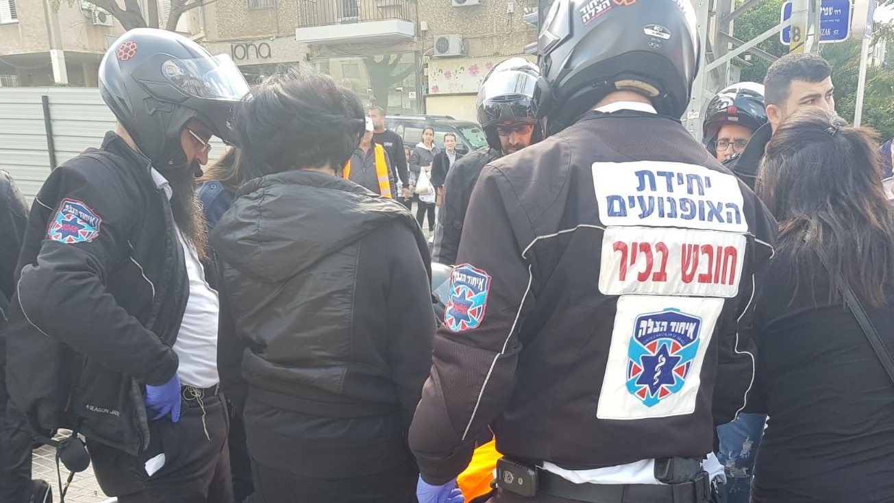 צילום: איחוד הצלה ארבעה פצועים בהם תינוק, בהתמוטטות גדר אתר בנייה בחולון