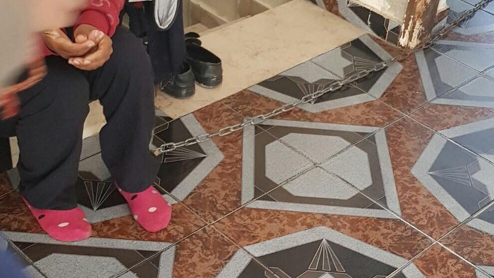 לא מרוצים מהתנהלותה – אז קשרו אותה