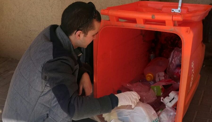 צילום: דוברת עיריית חולון מחלקת המיחזור בעיריית חולון עורכת בדיקה של תכולת הפחים ותקינותם בבניינים בעיר