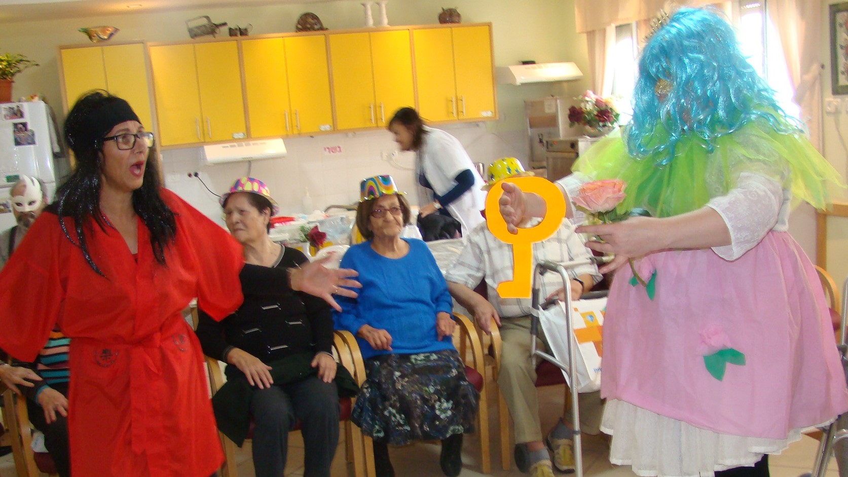 חגיגה של מסיבות פורים בבית האבות הספרדי
