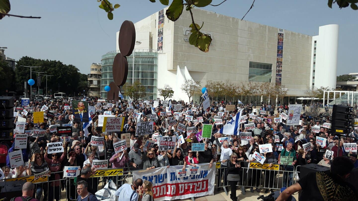 צילום: קובי בכר כ-350 שמאלנים הפגינו בכיכר הבימה נגד ראש הממשלה בנימין נתניהו