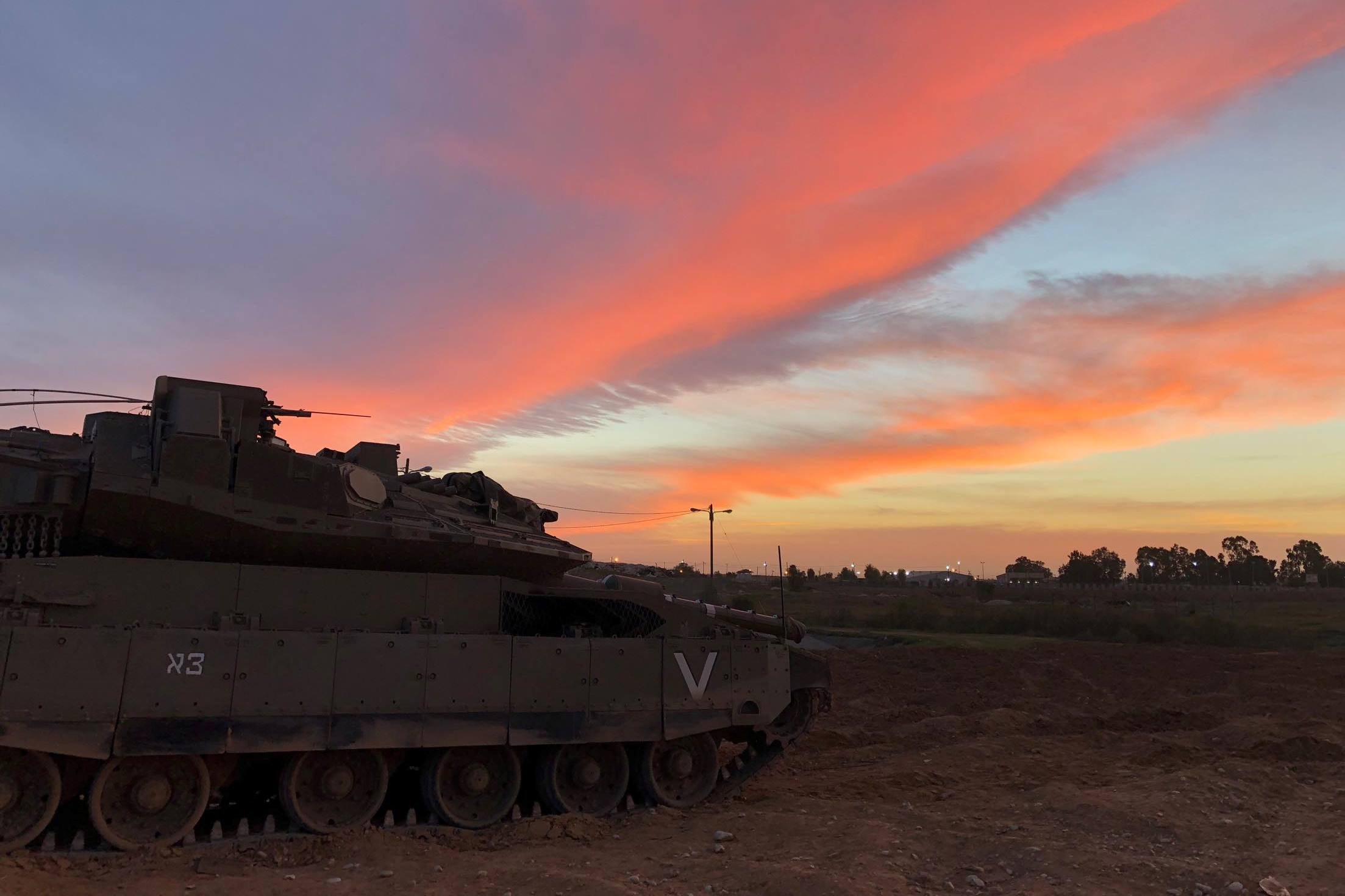 צילום: תומר פרידמן לוחמי פלחו"ד אלון על רקע השקיעה בגבול רצועת עזה