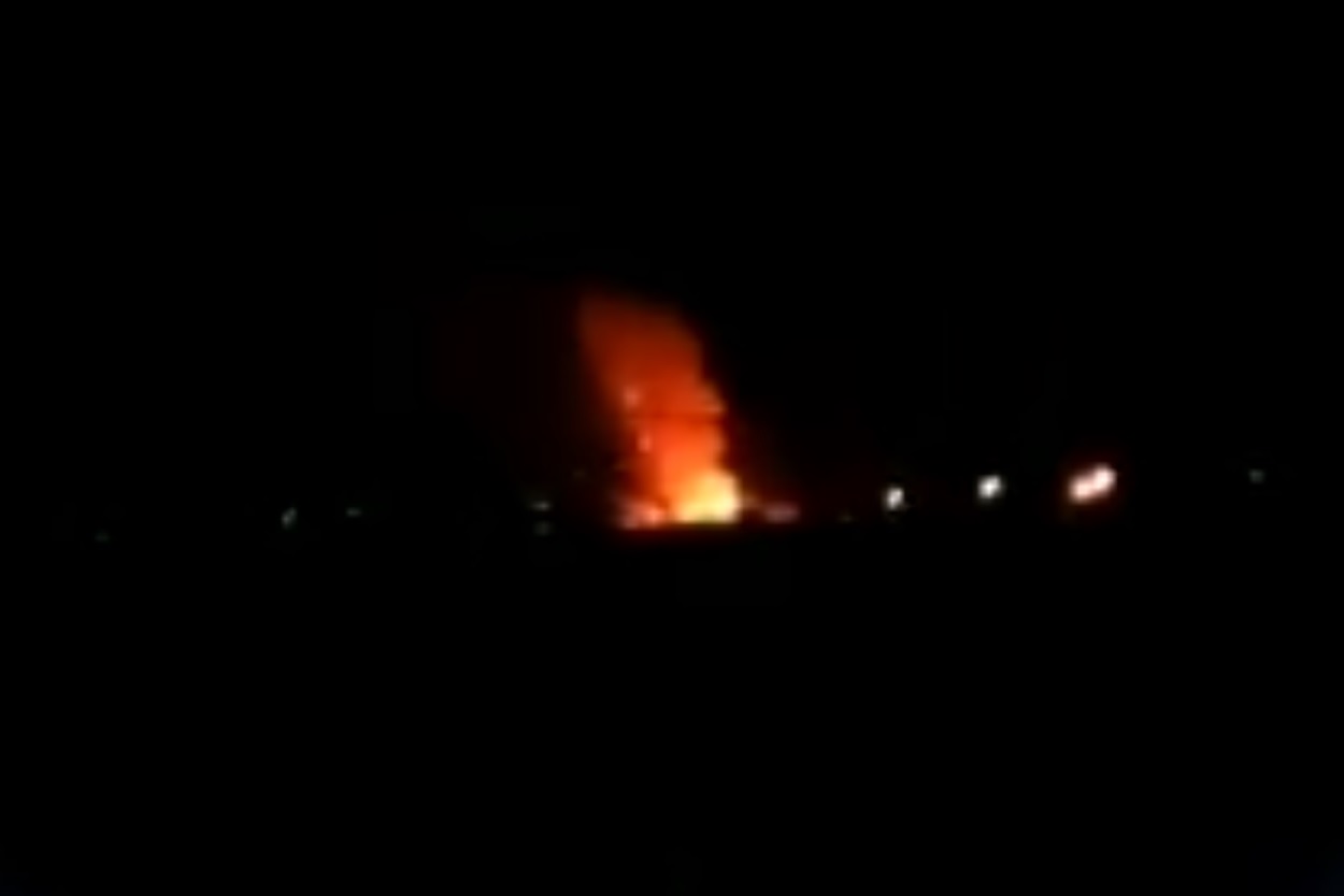 צילום: תקשורת ערבית איראן: פיצוץ רב עצמה אירע בבסיס צבאי ובעקבותיו פרצה שריפת ענק