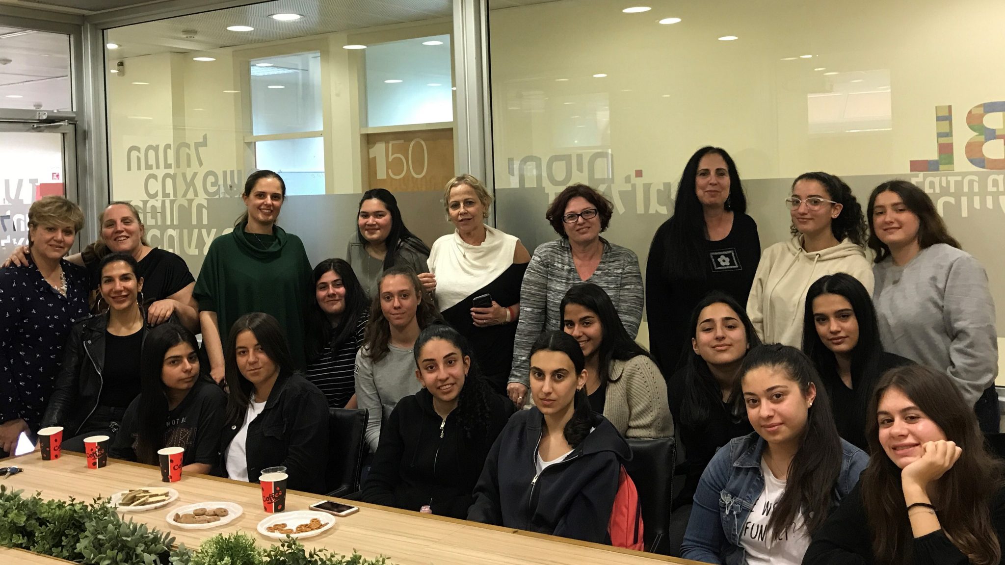 צילום: דוברות עיריית חולון מפגש יוצא דופן בין מנהלות מהעירייה ובין תלמידות מגימנסיה נבון בחולון