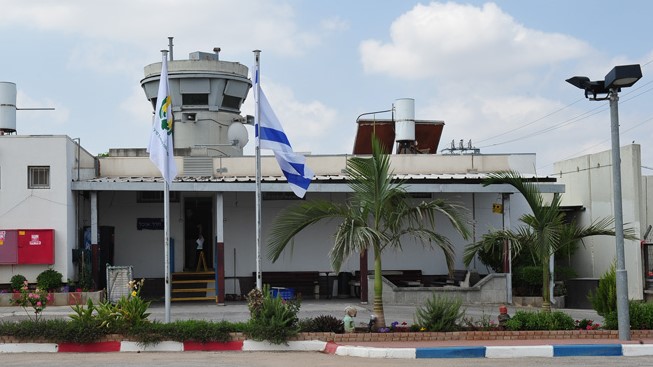 צילום: רשות המעברים סכין נתפסה במהלך בידוק שביצעו כוחותינו בתיקו של ערבי במעבר אייל