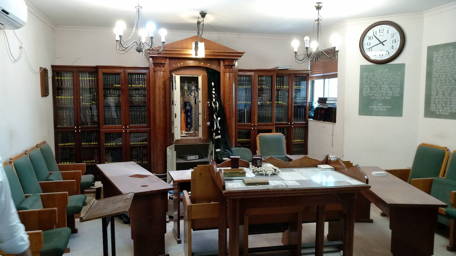 צילום: אלי מגזימוף, 0404 פשע שנאה: הושחתו ספרי קודש בבית כנסת בשכונת רמות בירושלים