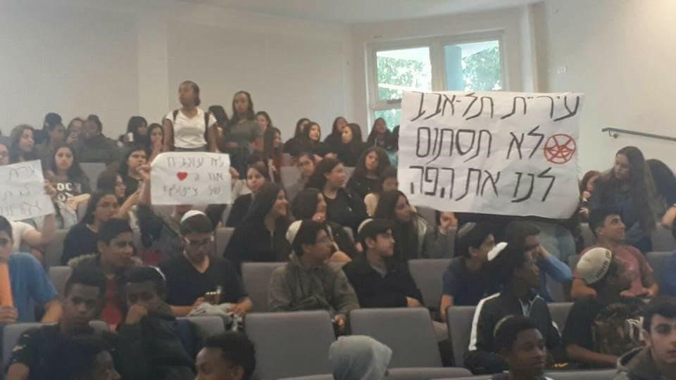 תלמידים זועמים: "עיריית תל אביב מפטרת את מנהל ביה"ס רק כי הוא מחנך אותנו לאהבת הארץ"