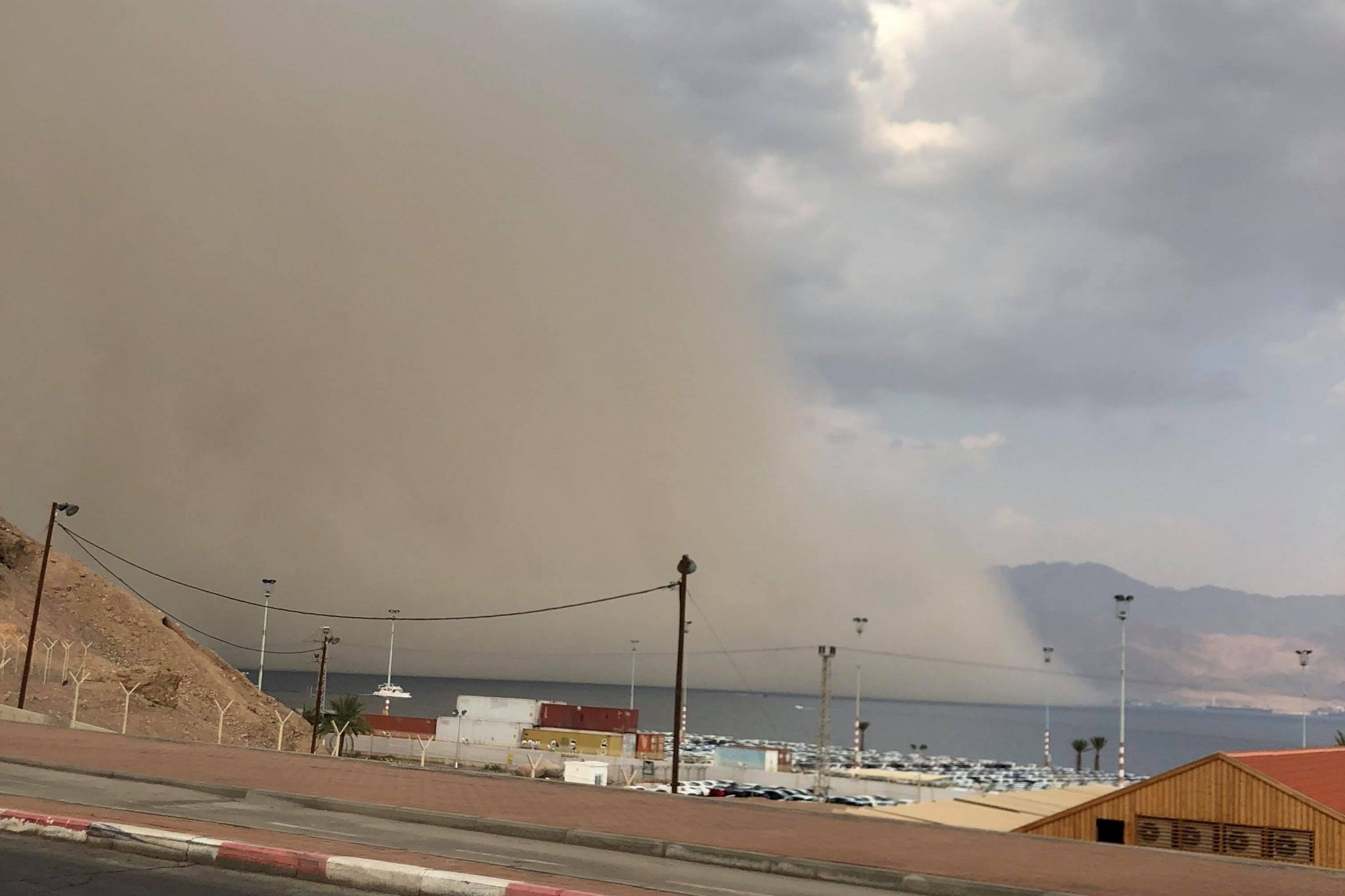 צילום: ליאב כהן סערת האביב: סופת חול גדולה הגיעה לאילת וכיסתה את שמי העיר