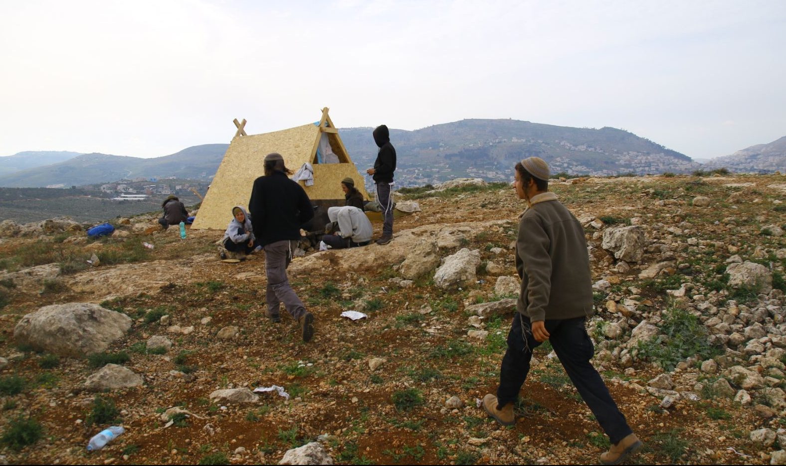 צילום: שלמה מלט שלושה תושבי נתניה וירושלים נעצרו בחשד שזרקו אבנים לעבר כוחותינו שפינו מאחז. חוננו: החיילים ירו מעל ראשי הצעירים