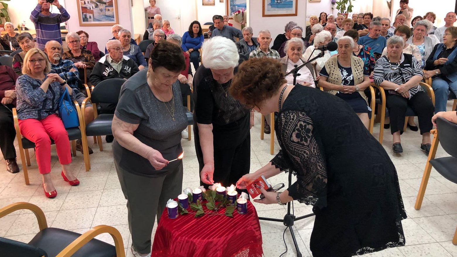 צילום: באדיבות עמיגור במסגרת אירועי "זיכרון בסלון": אלפי קשישים שמעו עדויות מפי ניצולי השואה