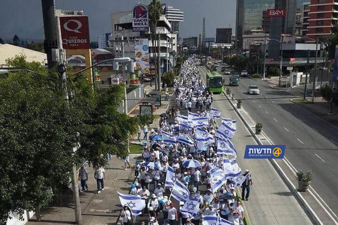 צילום: . אחרי העברת השגרירות לירושלים: עשרות אלפים צעדו עם דגלי ישראל בגואטמלה