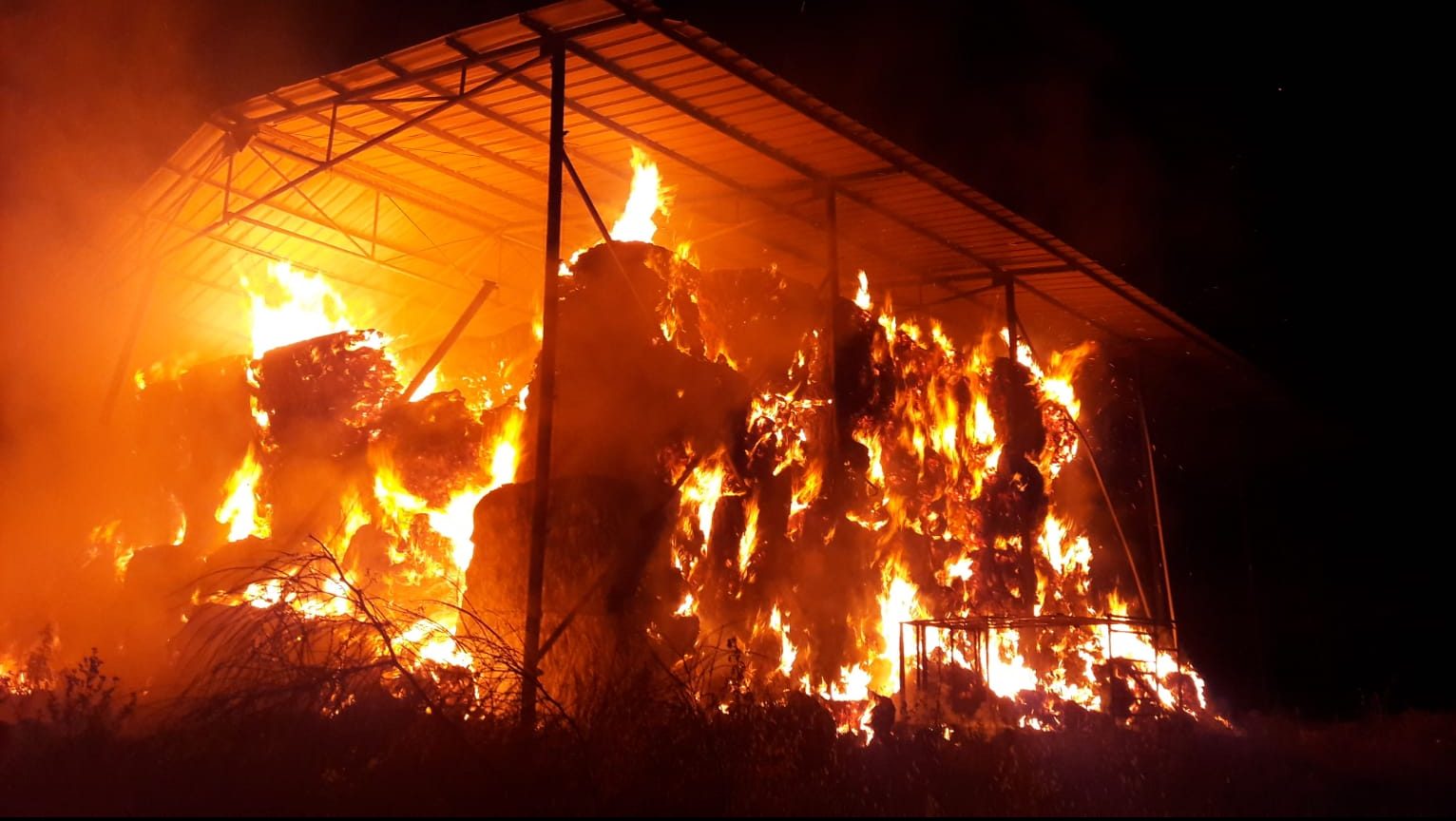צילום: דוברות המשטרה כוחותינו עצרו 3 ערבים החשודים בהצתת כ-300 חבילות חציר בכפר הנוער כדורי