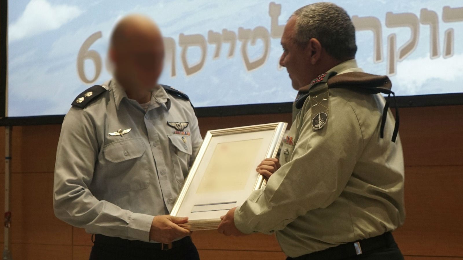 צילום: דובר צה״ל הרמטכ״ל העניק אות הערכה לטייסת ׳הפטישים׳ (69): ״מצדיע לכם בשם צה״ל כולו״