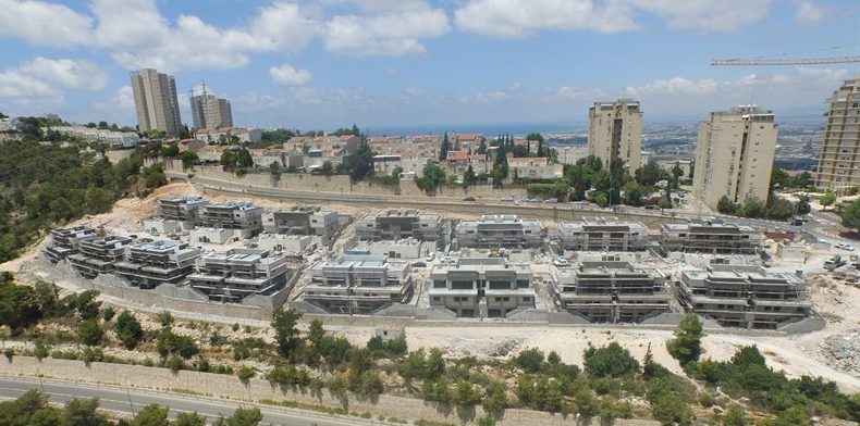 צילום: קבלן בניה קבלן בניין – שימו לב לחומרי הבניין בהם הוא משתמש