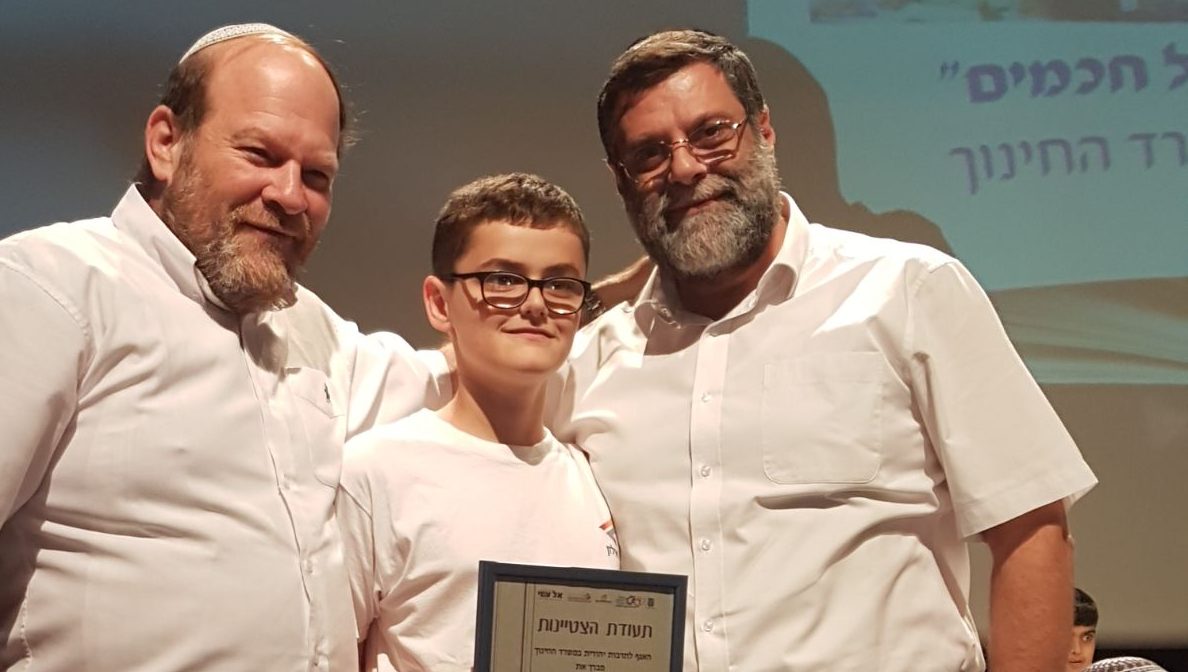 צילום: עיריית חולון שינן את המשנה: רון טבוך, תלמיד כיתה ט', זכה במקום הראשון בחידון המשניות הארצי