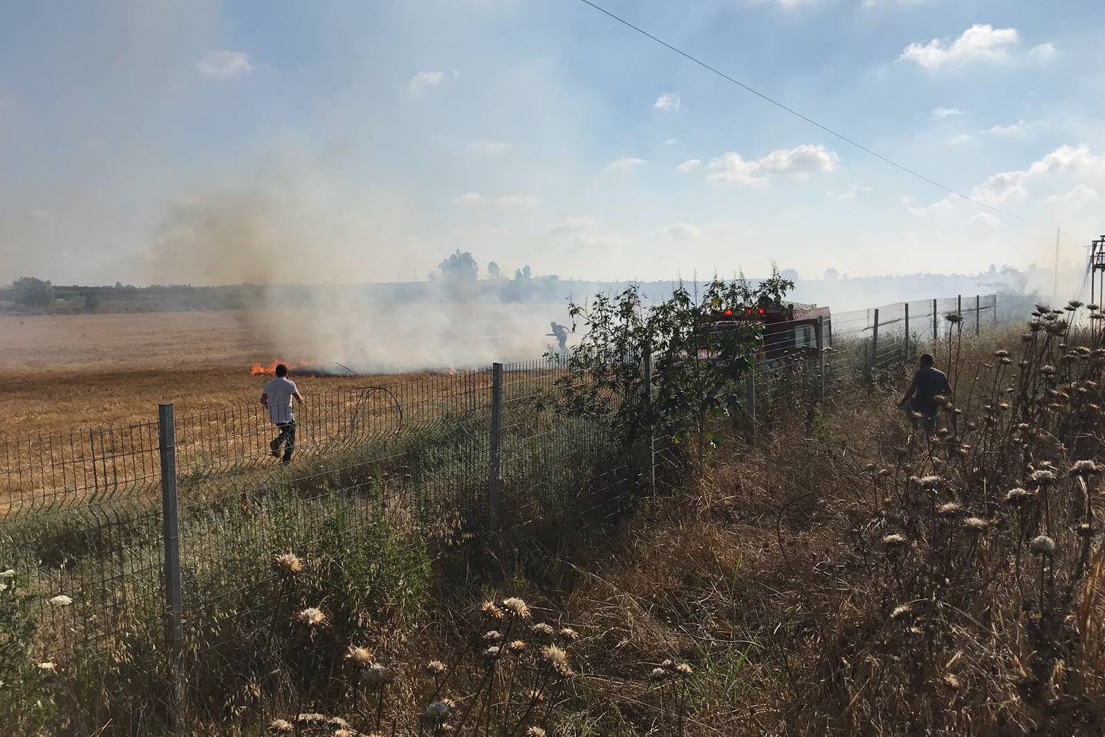 צילום: ינקי רייכמן לוחמי אש הוזעקו לשריפת קוצים גדולה בכפר חב"ד: "סמוכה לקו הבתים הראשון"