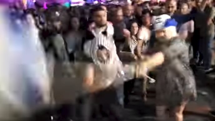 צילום: מתוך הסרטון המשטרה פתחה בחקירה בעקבות סרטון השחתת דגל ישראל בהפגנת הערבים בחיפה