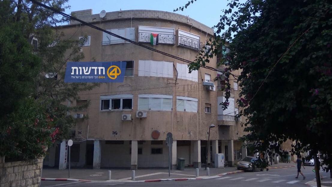עיר ה״דו-קיום״: כך זה נראה בחיפה. מול משרד מבקר המדינה מתנוסס לו דגל אש״ף בגאווה