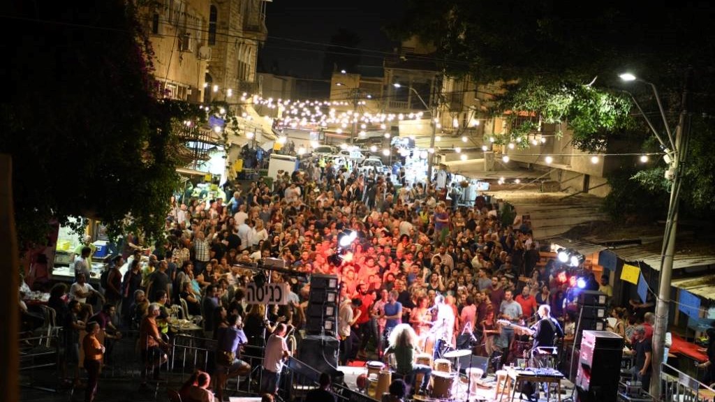 צילום: דוברות עיריית חיפה קיבוץ גלויות בשוק תלפיות: טברנה צבעונית של עדות