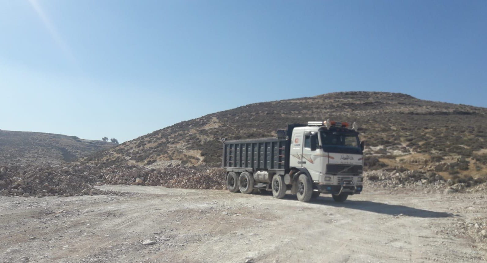 צילום: המנהל האזרחי 2 משאיות שהשליכו פסולת בלתי חוקית סמוך למעלה מכמש הוחרמו ע"י המנהל האזרחי