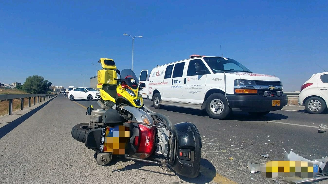 צילום: תיעוד מבצעי מד רוכב אופנוע נפגע מרכב בבאר שבע – מצבו בינוני