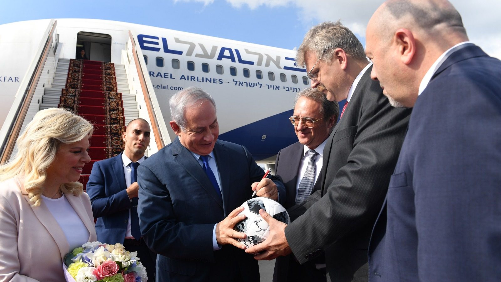 צילום: קובי גדעון, לע נתניהו נחת ברוסיה: התקבל בברכה וחתם על כדור עליו חתמו כל המנהיגים שביקרו ברוסיה