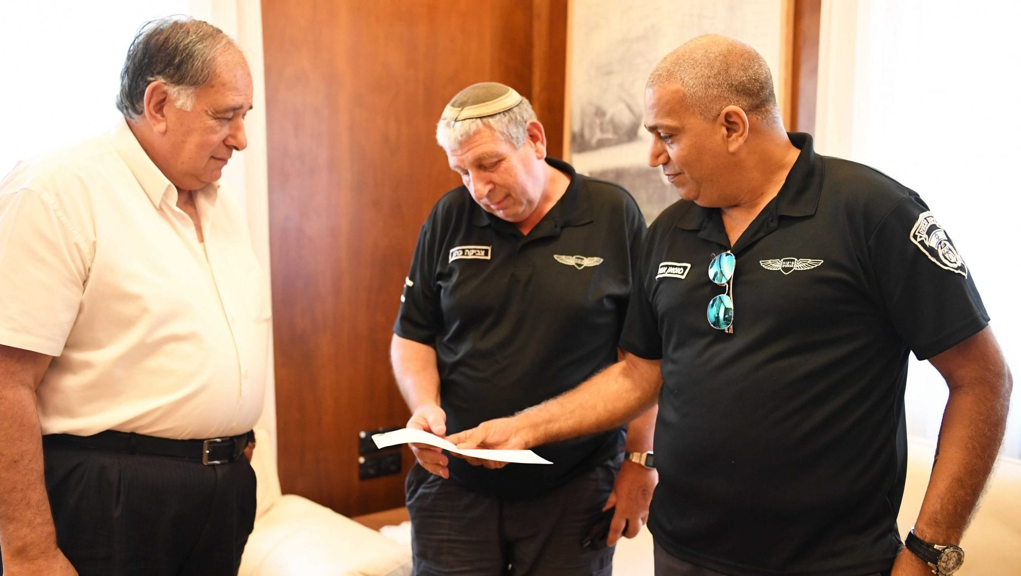 צילום: ראובן כהן, דוברות עיריית חיפה מדהימים: מצאו תיק ובו עשרות אלפי שקלים – החזירו לבעליו בטרם הבחין בחסרונו