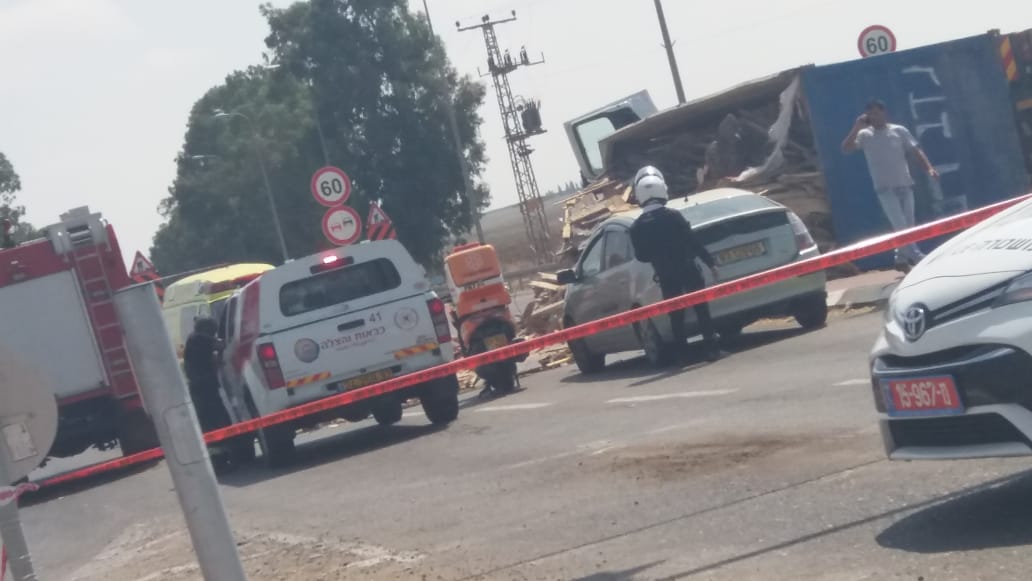 צילום: 0404 נהג נפצע בינוני בהתהפכות משאית בכביש 35 – שיבושי תנועה במקום